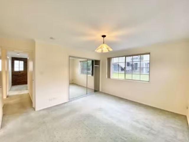Unique 4/6 Shirley Street, INDOOROOPILLY Townhouse for rent L.