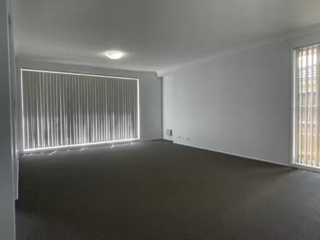 Nice 48 River Oak Avenue, Gillieston Heights House for rent L.
