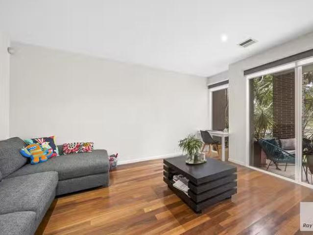 Unique 40 Lakewood Boulevard, Cairnlea, VIC 3023