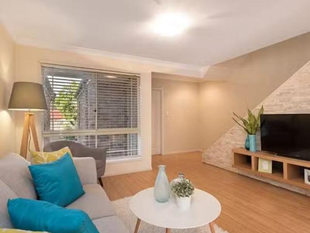 Unique 4/10 Gloriana Street, Morningside QLD 4170