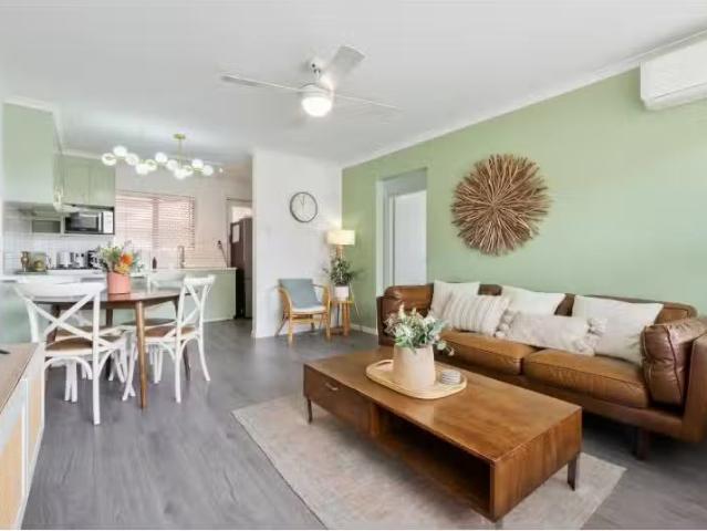 For Rent! 4/11 Carl Street, WOOLLOONGABBA Apartment for rent.