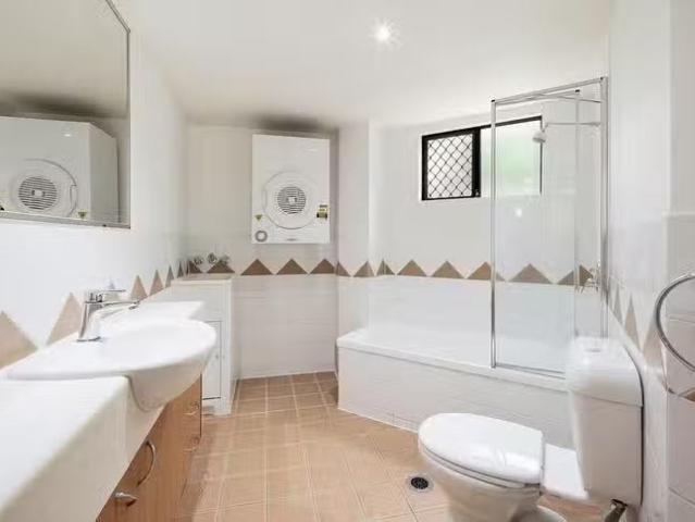 Cozy 4/121 Sir Fred Schonell Drive, St Lucia, QLD 4067