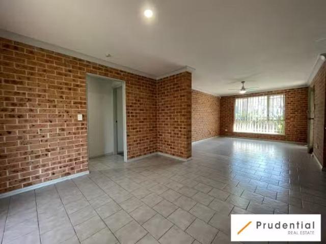 For Rent! 4/17 Third Avenue, MACQUARIE FIELDS House for rent.