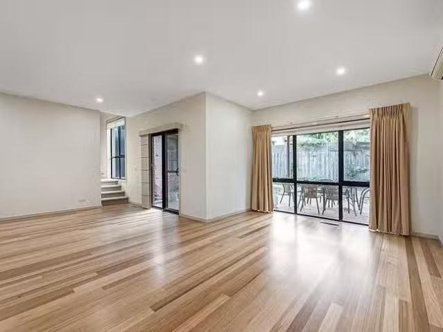 Nice 4/15 The Mews, Vermont, VIC 3133