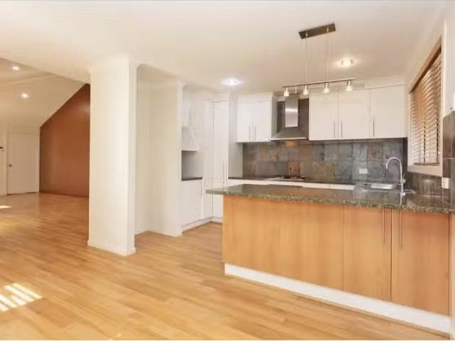 Charming 41 Kurrajong Crescent, WEST ALBURY Townhouse for rent.
