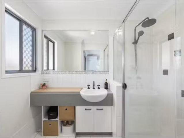 Cozy 42/1 Daintree Drive, Parkinson Townhouse for rent Listed.