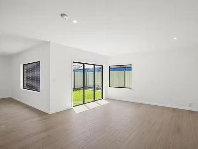 Rental! 4/3 Short Street, Berkeley, NSW 2506