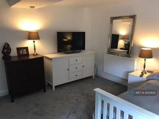 Unique 4 BA 1 bedroom house share for rent in Main Road, Kent.