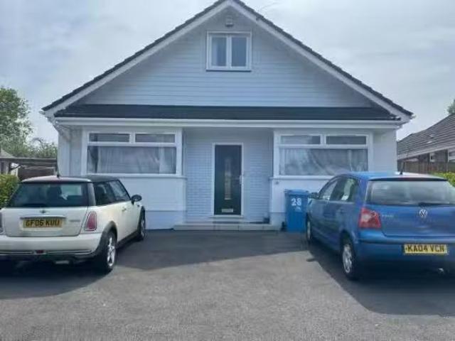 Rental! 4 BA 5 bedroom detached house for rent in 28 Foxholes.