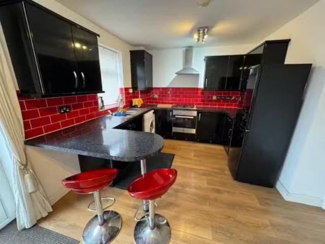 Rental! 4 bedroom terraced house for rent in Braemar Avenue, F.