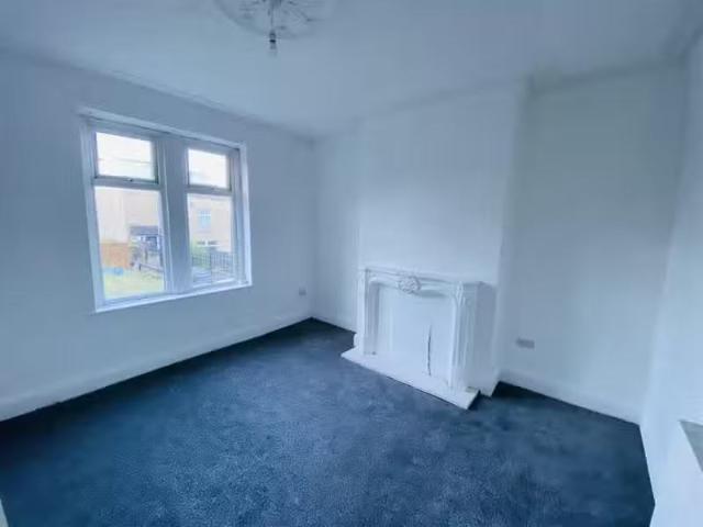 Deal! 4 bedroom terraced house for rent in Carr Lane, Shipley.