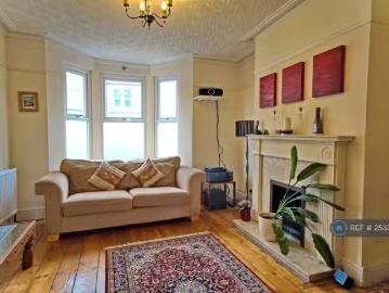 Cozy 4 bedroom terraced house for rent in Chessel Street, Bris.