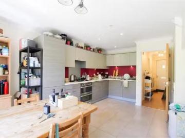 Deal! 4 bedroom town house for rent in Circus Drive, Cambridge.