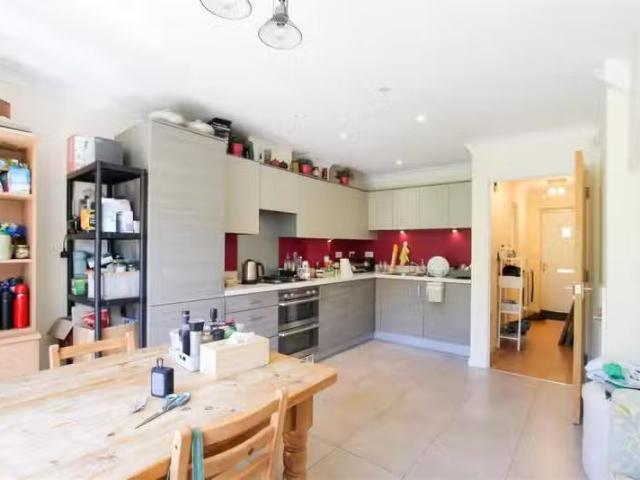 Just in! 4 bedroom town house for rent in Circus Drive, Cambri.