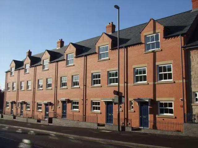 Deal! 4 bedroom town house for rent in Speeds Court, King Stre.
