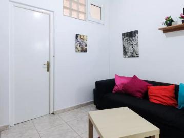 Cozy 4 bedroom apartment for rent near La Rambla in central El Raval Only University Students