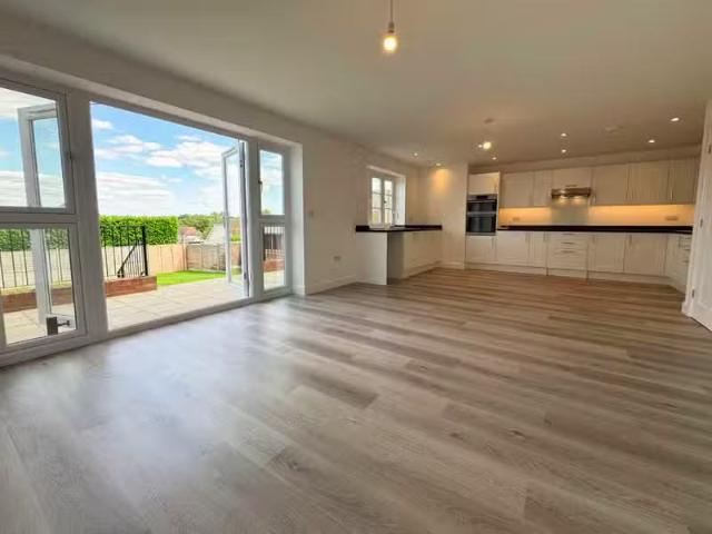 Cheap 4 bedroom detached house for rent in Church Walk, Sawbri.