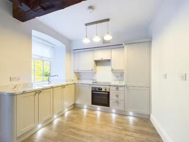 Deal! 4 bedroom end of terrace house for rent in Bents Mill, W.