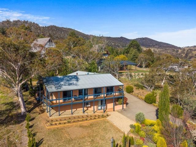 Cozy 4 Bedroom Home with Stunning Views 12 Month Lease