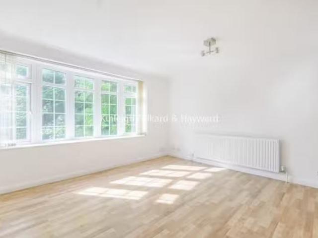 Deal! 4 bedroom house for rent in Tavistock Road, Bromley, Ken.