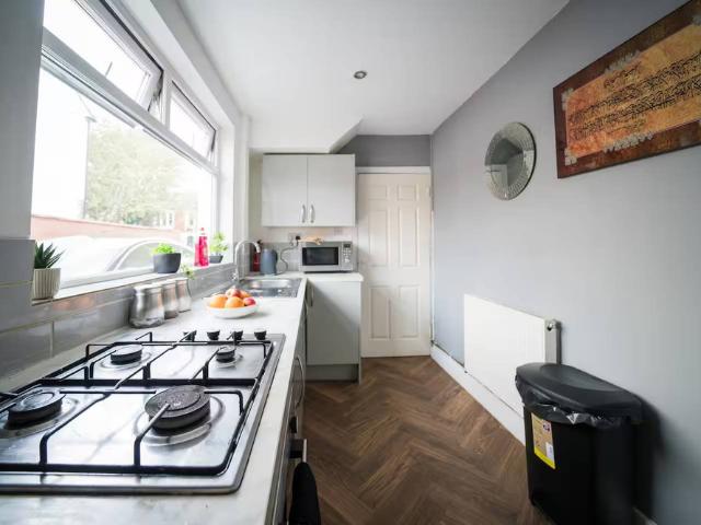 Cozy 4 Bedroom House | Sleeps 10 | Cardiff