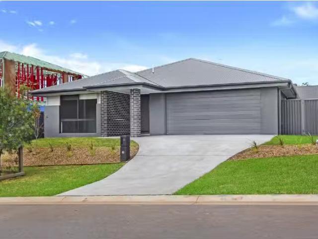 Charming 4 BR 3 Persimmon Parkway, Port Macquarie House for re.