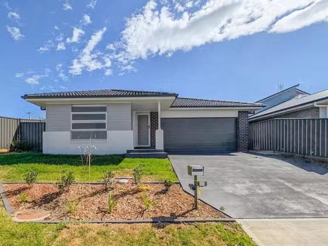 Nice 4 BR 10 Mcgowan Street, Woongarrah, NSW 2259