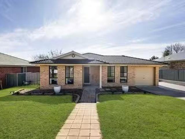 Nice 4 BR 11 Flirtation Avenue, Mudgee, NSW 2850