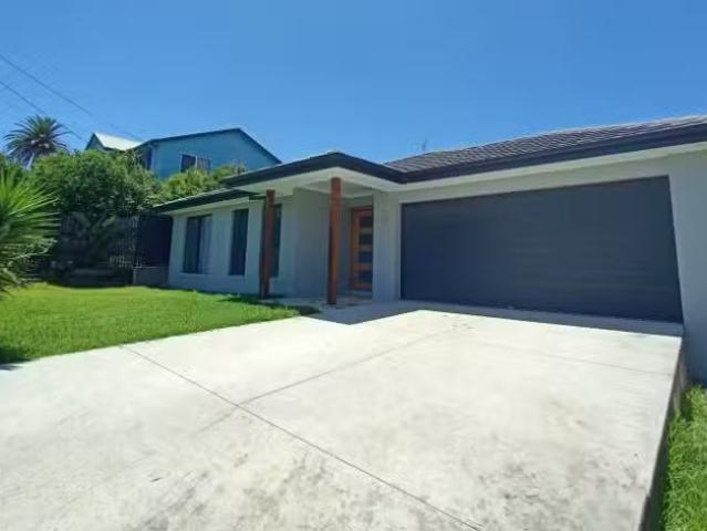 For Rent! 4 BR 12 Macdougall Street, CORINDI BEACH House for r.