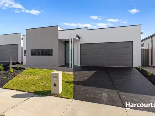 Charming 4 BR 12 Portillo Crescent, Pakenham, VIC 3810 House.