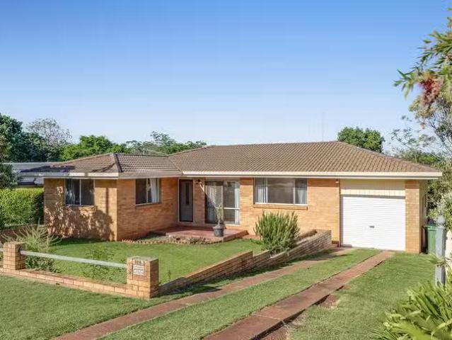 Nice 4 BR 12A Bingara Street, Mount Lofty, QLD 4350