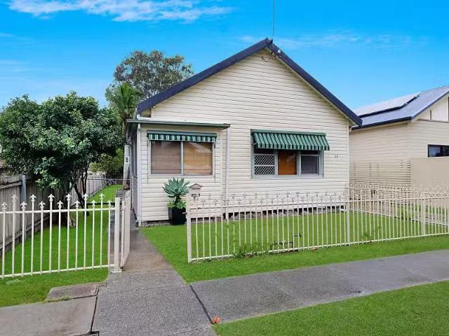 Nice 4 BR 13 Royal St, New Lambton House for rent Listed by R.