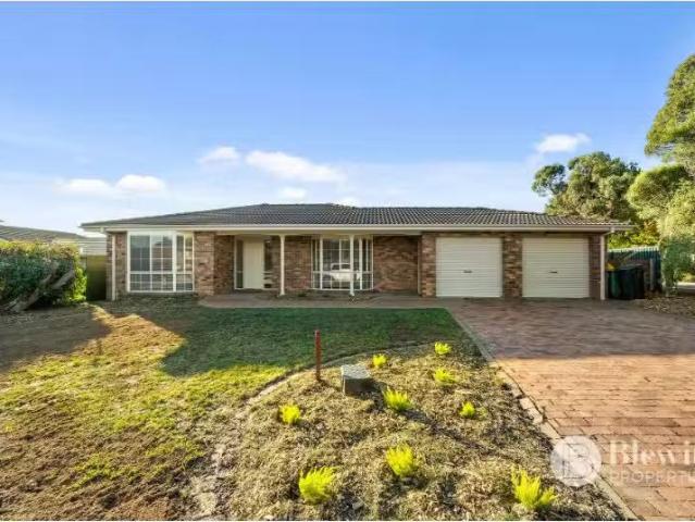 Nice 4 BR 15 Brudenell Drive, Jerrabomberra House for rent Li.