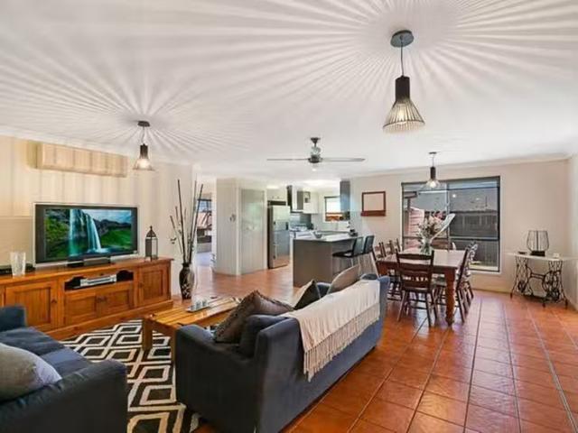 Nice 4 BR 16 Sweetapple Crescent, Centenary Heights, QLD 4350