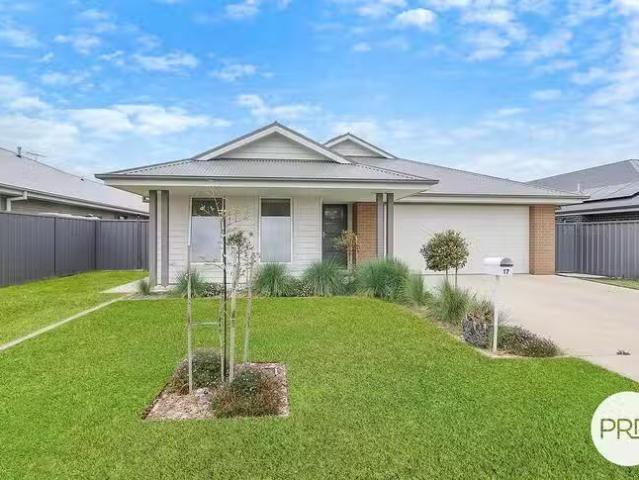 Cozy 4 BR 17 Anglesey Way, Thurgoona, NSW 2640