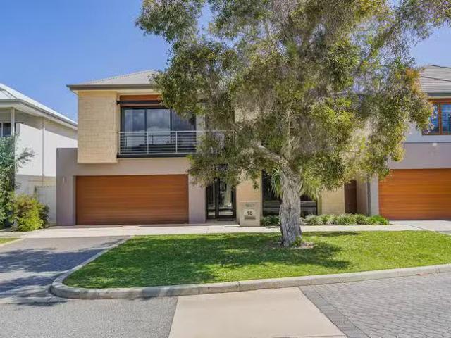 Deal! 4 BR 18 Heirisson Way, North Coogee, WA 6163