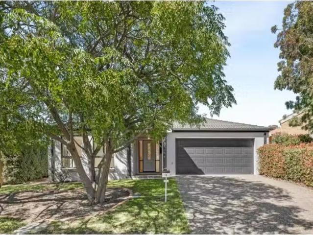 Nice 4 BR 18 Inglewood Street, Gungahlin House for rent Liste.