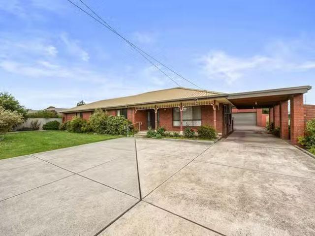 Unique 4 BR 19 Edgewood Court, Delacombe, VIC 3356
