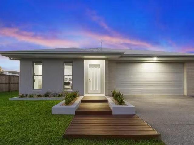 For Rent! 4 BR 1 Master Circuit, Trinity Beach, QLD 4879