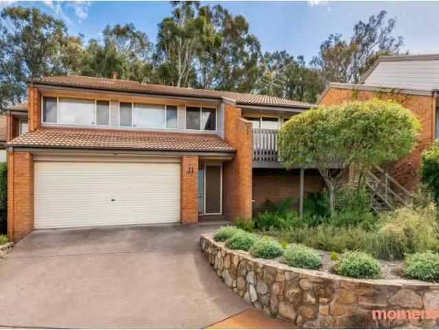 Nice 4 BR 21/45 Stopford Crescent, Fadden Townhouse for rent.
