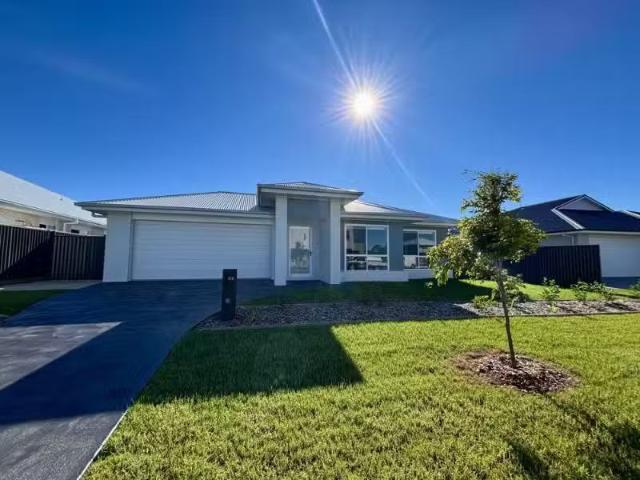Cheap 4 BR 22 Flathead Drive, MOONEE BEACH House for rent Lis.