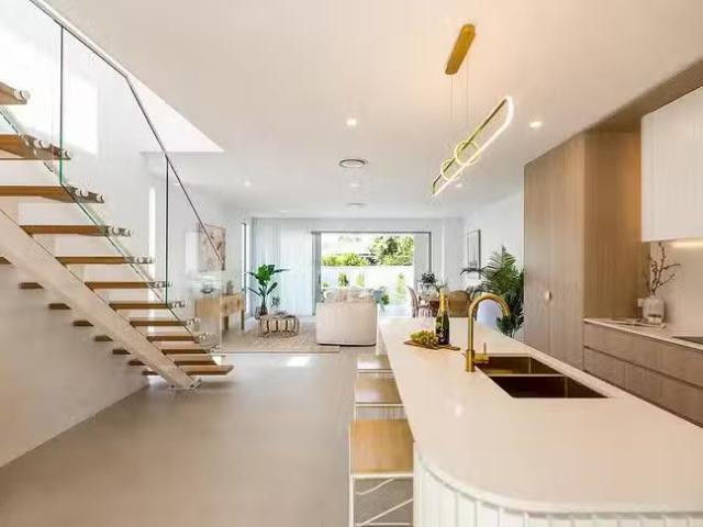 Charming 4 BR 22A Mallard Avenue, Paradise Point, QLD 4216