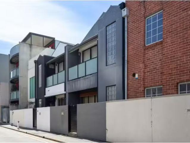 Cozy 4 BR 24 Crowther Street, Adelaide Townhouse for rent Lis.