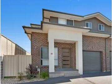 For Rent! 4 BR 25/1 Roland Street, Greystanes Townhouse for re.