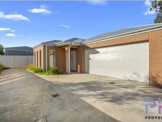 Charming 4 BR 2/8 Oakes Place, Golden Square Townhouse for ren.