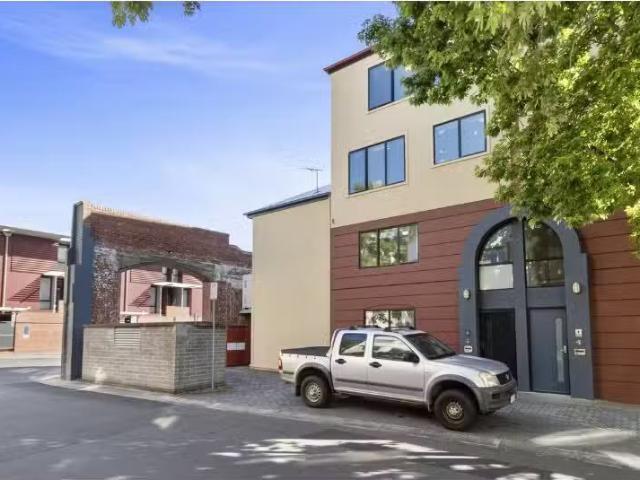 Just in! 4 BR 2 Terminus Row, HOBART Townhouse for rent Liste.