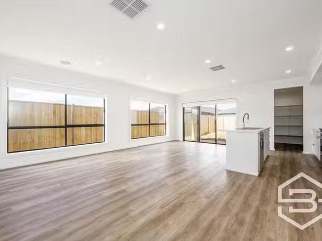 Nice 4 BR 30 Stonewall Drive, Donnybrook, VIC 3064