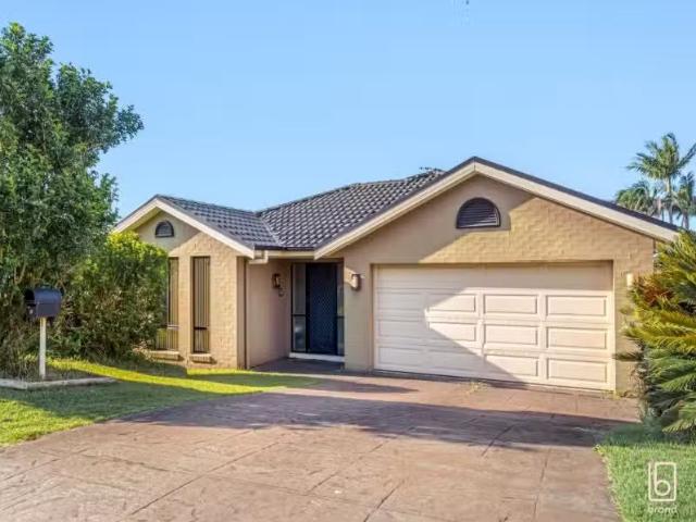 Just in! 4 BR 32 Greenhaven Circuit, WOONGARRAH House for rent.