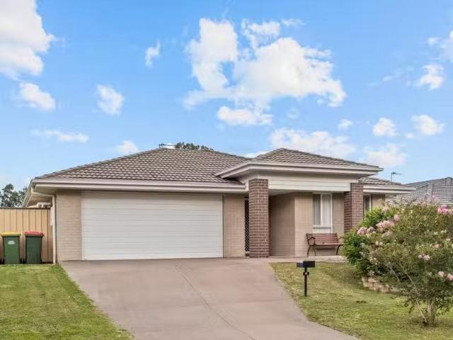 Cheap 4 BR 32 Trebbiano Drive, CESSNOCK House for rent Listed.