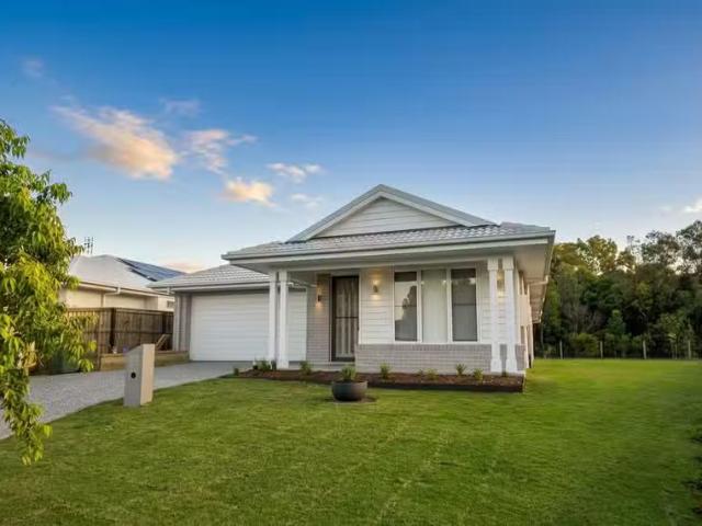 Unique 4 BR 33 Oceanview Street, POINT VERNON, QLD 4655 Hous.